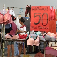 [ดม กกน] เดินเล่นตลาดนัด [2 รูป]